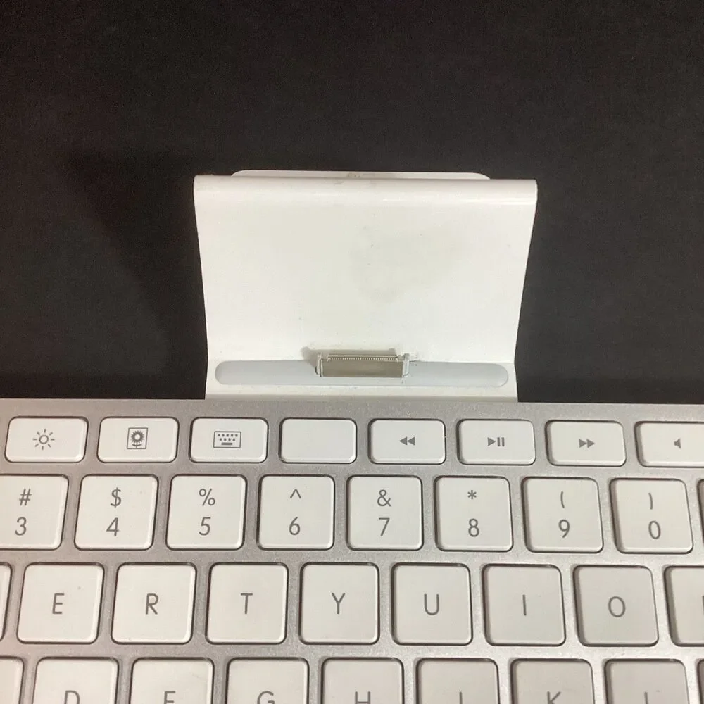 Apple Keyboard - Tablet Dock - Wired Or Wireless - White & Silver - A1359